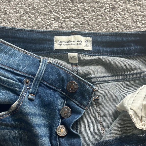 Abercrombie Curve Love High rise jean - Picture 3 of 5